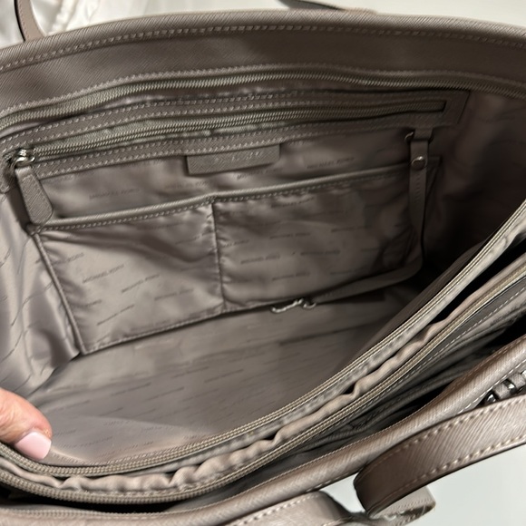 Micheal Kors Large Tote w original dust bag - Picture 5 of 11